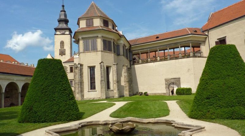 Zámek Telč - Pohled ze zámecké zahrady na zámeckou kapli